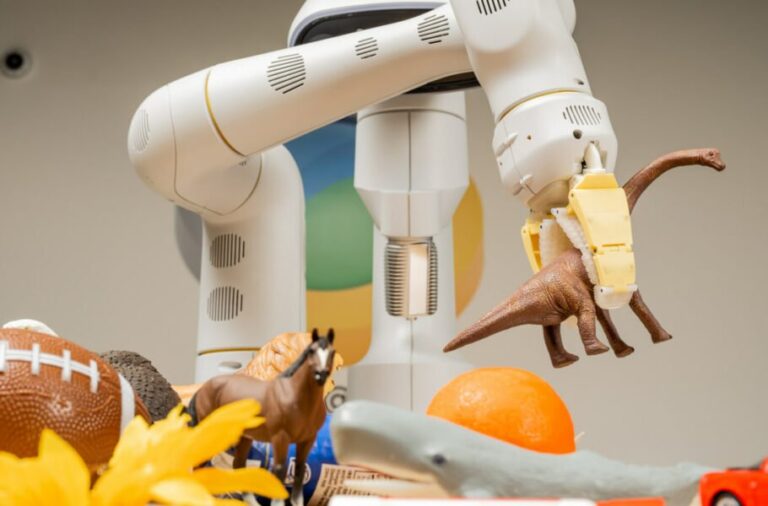 مدل هوش مصنوعی RT-2 گوگل برای حرف زدن با ربات‌ها رونمایی شد