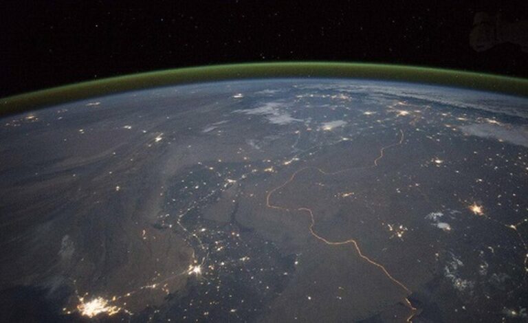 ناسا تصویری عجیب از کره زمین منتشر کرد + عکس